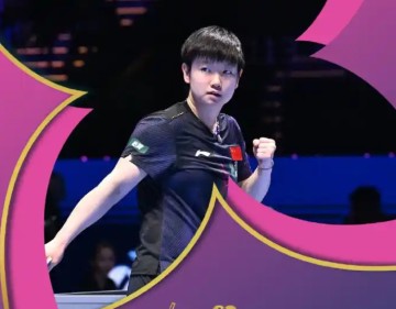 德甲-夺冠合影，孙颖莎一瘸一拐，无法走下高台阶，谁注意邱贻可举动|王楚钦|何卓佳|WTT重庆冠军赛|林诗栋|王曼昱_新浪新闻